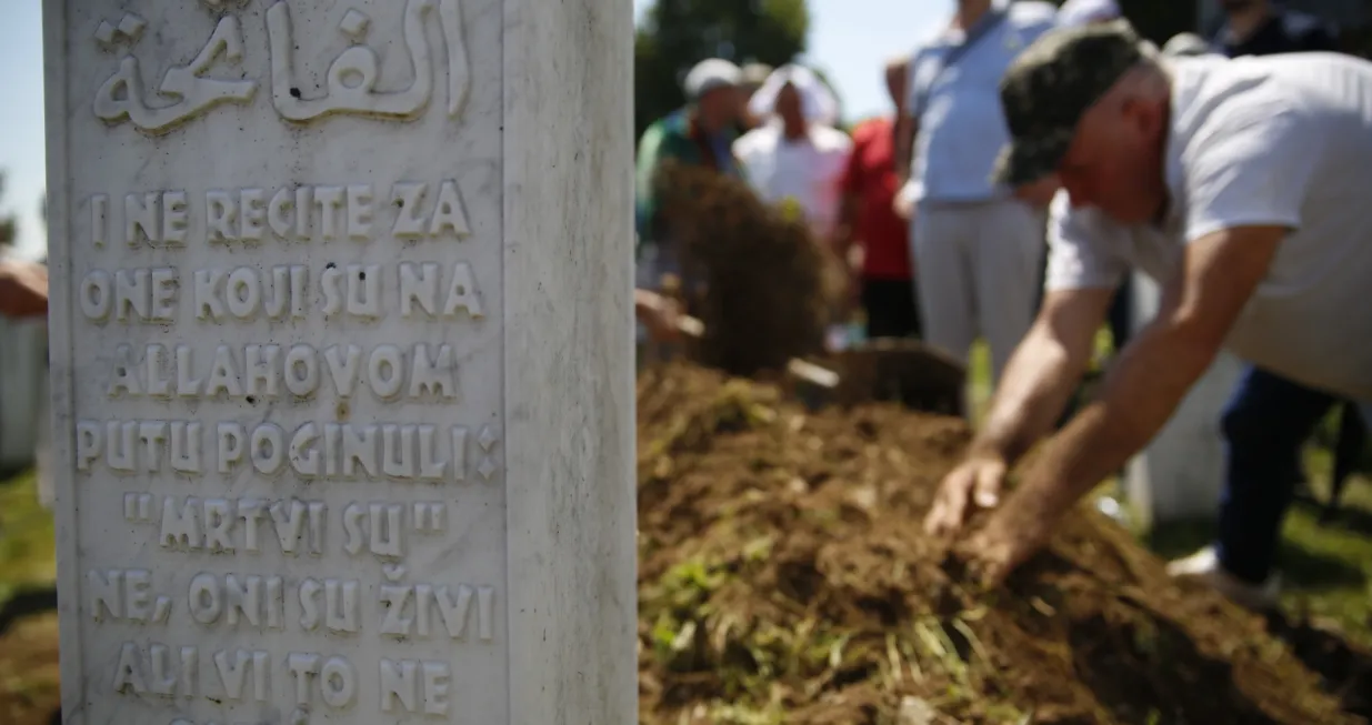 srebrenica potočari nošenje tabuta i ukop/Damir Deljo/Damir Deljo