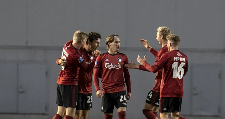 epa08677190 FC Copenhagens Robert Mudrazija (C) celebrates with teamamte after scoring during the UEFA Europe League second qualifying round match between IFK Goteborg of Sweden och FC Copenhagen of Denmark at Ullevi in Gothenburg, Sweden, 17 September 2020. EPA/Bjorn Larsson Rosvall SWEDEN OUT