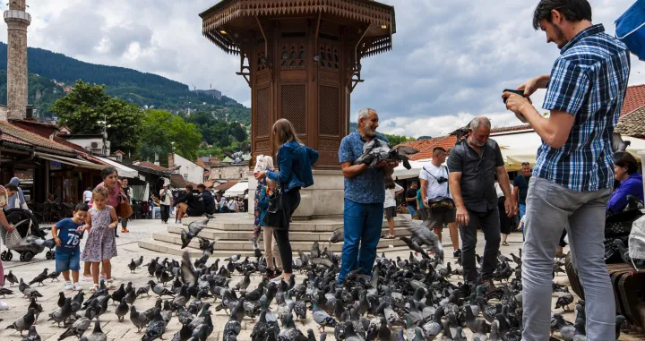 Mladi i stari hrane golubove na Baščaršiji/Damir Deljo