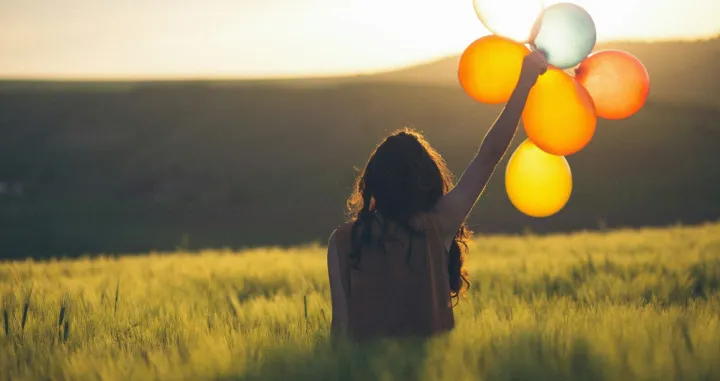 djevojka, žena, livada, sunce, baloni, sreća, radost, veselje/Unsplash