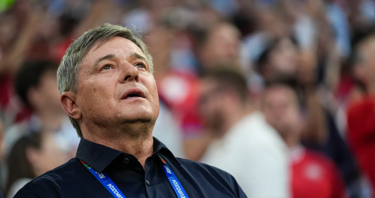 Dragan Stojković PiksiMinhen, NjemaДЌka - 25. jun 2024: Selektor Srbije Dragan StojkoviД‡ uoДЌi fudbalske utakmice grupe C UEFA EURO 2024 izmeД'u Danske i Srbije na Alijanc areni u Minhenu. (Mahmut Serdar AlakuЕџ - Anadolu Agency)