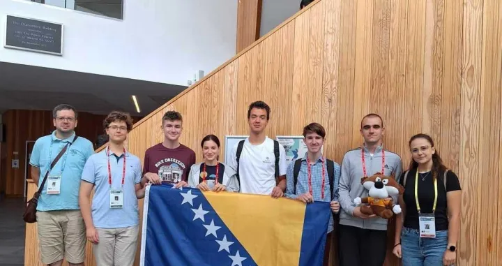 Na ovogodišnjoj Internacionalnoj matematičkoj olimpijadi (IMO), održanoj u Velikoj Britaniji (Bath), učenici iz Bosne i Hercegovine ostvarili su istorijski uspjeh, osvojivši tri zlatne, jednu srebrenu i dvije bronzane medalje/