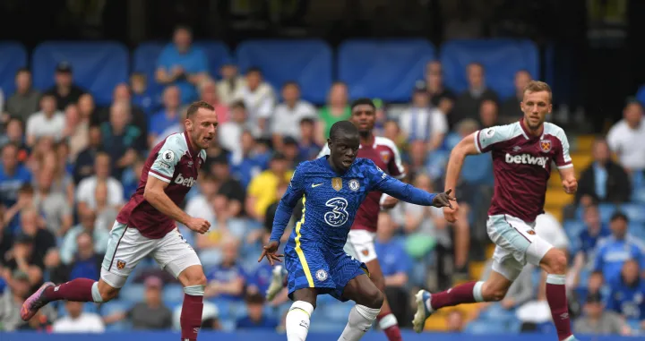 epa09906766 N'Golo Kante (C) of Chelsea in action during the English Premier League soccer match between Chelsea FC and West Ham United in London, Britain, 24 April 2022. EPA/VINCENT MIGNOTT EDITORIAL USE ONLY. No use with unauthorized audio, video, data, fixture lists, club/league logos or 'live' services. Online in-match use limited to 120 images, no video emulation. No use in betting, games or single club/league/player publications