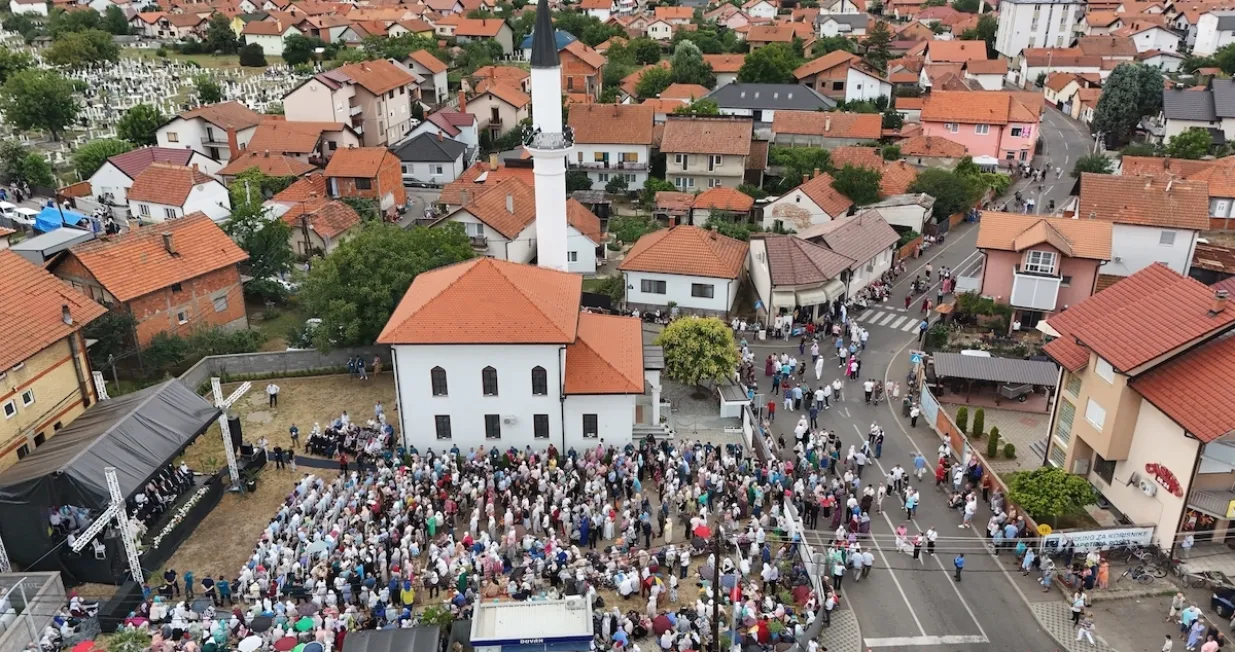 Obnovljena Ahmed-age Krpića džamiju u Bijeljini svečano je otvorena u prisustvu velikog broja zvanica iz vjerskog, političkog i društvenog života Bosne i Hercegovine i vjernika/Amel Emrić