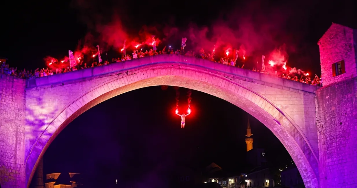 20. godišnjica obnavljanja Starog mosta, skok bakljada/Anadolija/