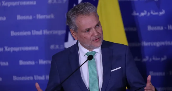 Predsjedateljica Vijeća ministara BiH Borjana Krišto i šef Delegacije Evropske unije i specijalni predstavnik EU u BiH ambasador Johann Sattler uručenje Izvještaja Evropske komisije o Bosni i Hercegovini za 2023. godinu/Senad Gubelić