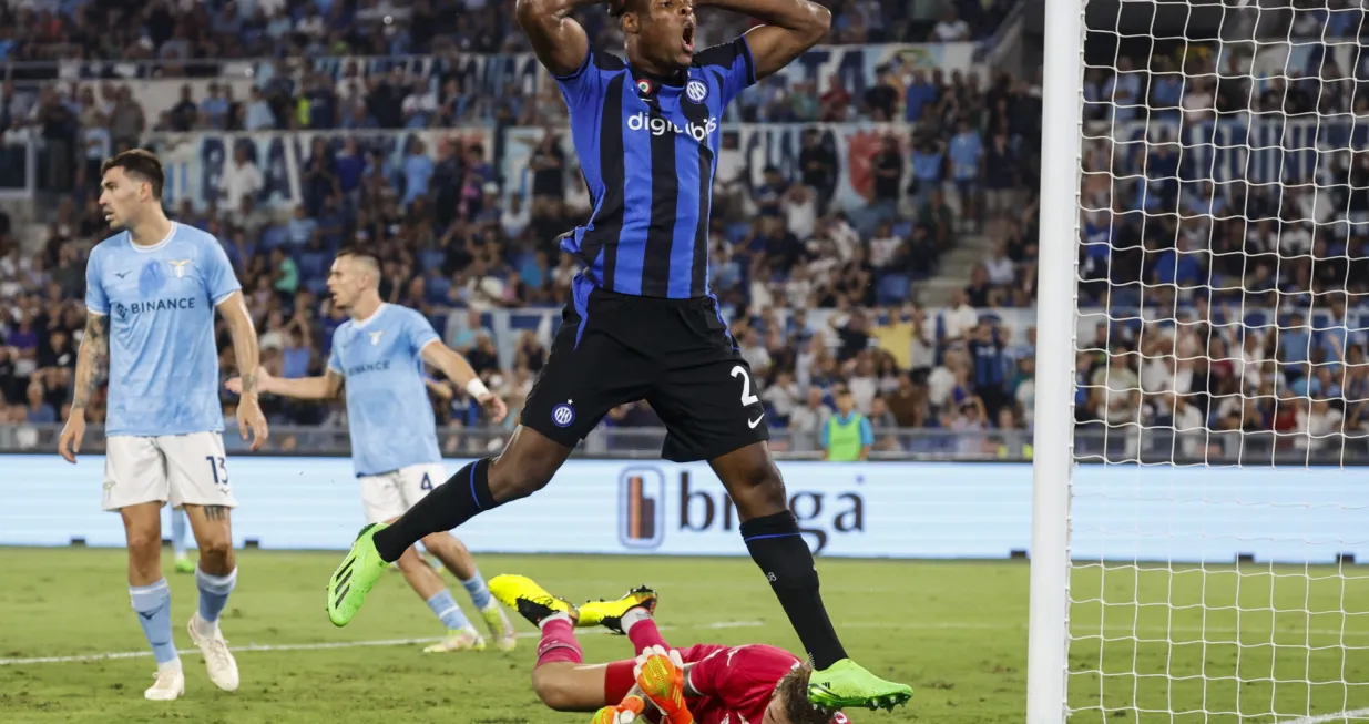 epa10140703 Inter's Denzel Dumfries in action during the Italian Serie A soccer match between Lazio and Inter at the Olimpico stadium in Rome, Italy, 26 August 2022. EPA/FABIO FRUSTACI