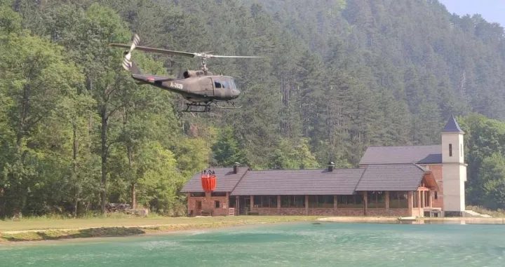 Helikopteri Oružanih snaga BiH gase požar u blizini Bugojna/MOBiH/