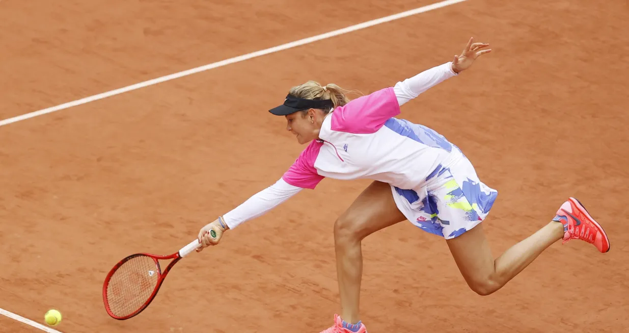 epa08705570 Donna Vekic of Croatia plays a forehand in her first round match against Irina Bara of Romania at the French Open tennis tournament at Roland Garros in Paris, France, 29 September 2020. EPA/IAN LANGSDON