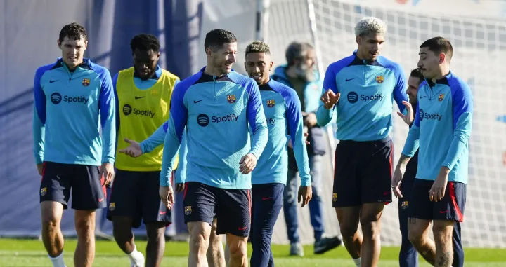 epa10377078 FC Barcelona's players Franck Kessie (2-L), Robert Lewandowski (C), Raphinha (3-R) and Ronald Araujo (2-R) attend a team's training session at the club's sport complex in Sant Joan Despi, in Barcelona, Spain, 23 December 2022. The team prepares its upcoming LaLiga match against Espanyol on 31 December 2022. EPA/Enric Fontcuberta