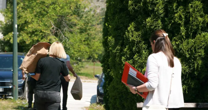 Iz Općine Trnovo se iznosi dokumentacija u okviru akcije Incitati koju sprovode pripadnici SIPA-e, MUP-a KS, OSA-e BiH i Ureda za borbu protiv korupcije KS. Među osumnjičenima je načelnik Trnova Ibro Berilo/Damir Deljo