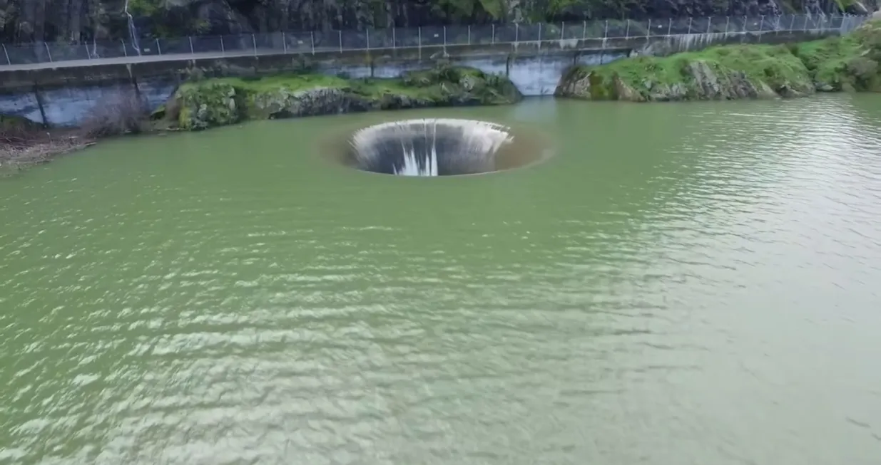 Kamerom u&scaron;ao u golemi smrtonosni vodeni vrtlog/Youtube/@norcalh.i.d.mattcasias627