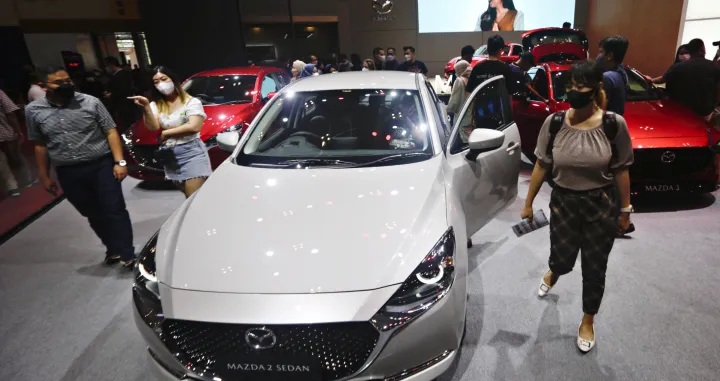 epa10123968 Visitors look at the Japanese-made car Mazda 2 during the Gaikindo Indonesia International Auto Show 2022 in Tangerang, Indonesia, 16 August 2022. The Gaikindo Indonesia International Auto Show (GIIAS 2022) opened to the public from 11 to 21 August 2022. The Association of Indonesian Automotive Industries reported that the sales of new cars in Indonesia throughout 2021 were 887,202 units, up 66.7 percent from 2020 which was 532,027 units in total, including the sales of hybrid and electric vehicles, which are increasing. Indonesia aims to increase the use of electric vehicles in the next few years, while also targeting that by 2050 all cars and motorcycles sold in Indonesia be electric vehicles. EPA/ADI WEDA/Adi Weda