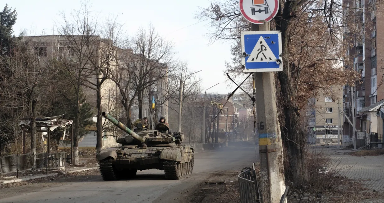 epa10390837 Ukrainian forces drive a tank across a street in the city of Bakhmut, Donetsk area, Ukraine, 04 January 2023 (issued 05 January 2023). Heavy fighting is taking place in the region. Russian troops entered Ukraine on 24 February 2022 starting a conflict that has provoked destruction and a humanitarian crisis. EPA/GEORGE IVANCHENKO/George Ivanchenko
