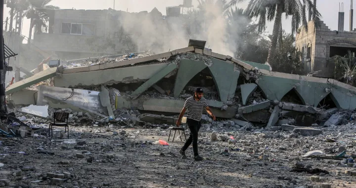 čPalestinci koji žive u tom podru?ju pregledavaju ruševine uništene školske zgrade nakon izraelskog napada na školu Haditha u Deir al-Balahu (Abed Rahim Khatib - Anadolu Agency)/Abed Rahim Khatib