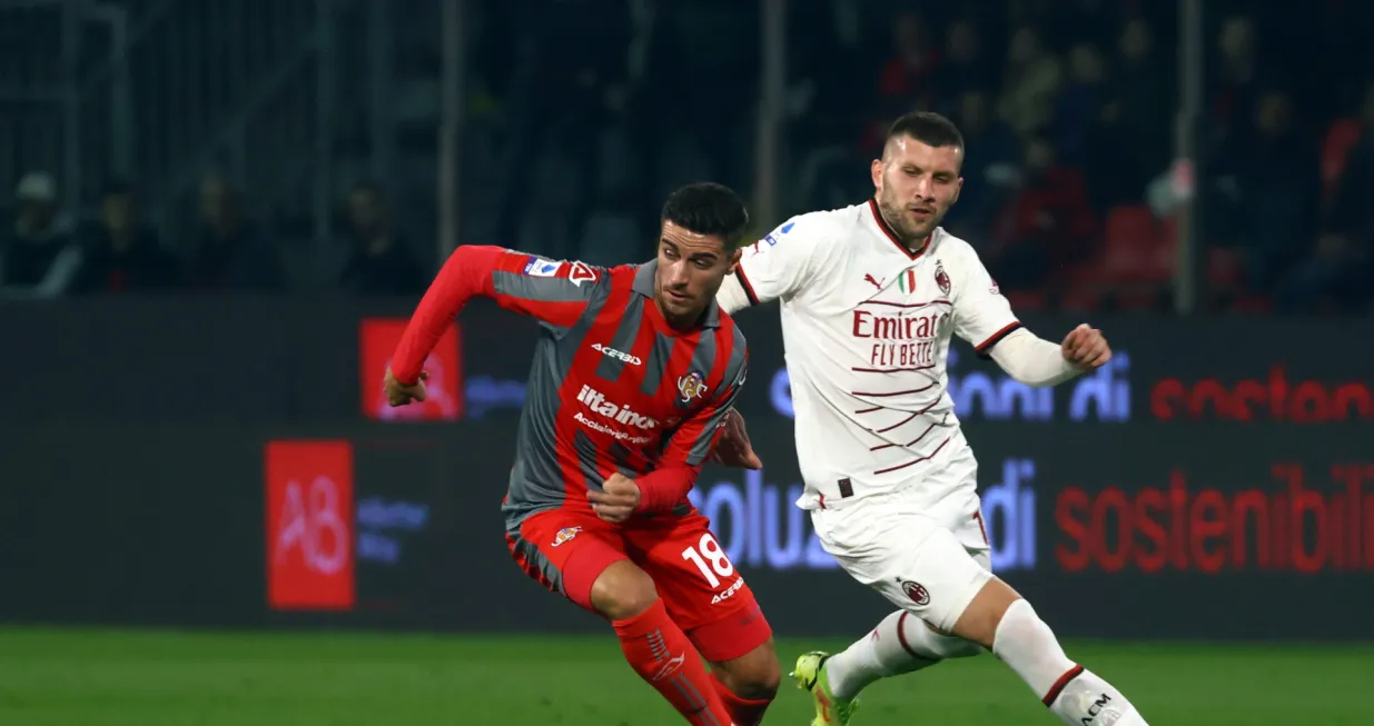 epa10294665 Cremonese's Paolo Ghiglione (L) and Milan's Ante Rebic (R) in action during the Italian Serie A soccer match US Cremonese vs AC Milan in Cremona, Italy, 08 November 2022. EPA/SIMONE VENEZIA