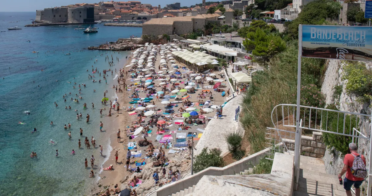 06.08.2024., Plaza Banje, Dubrovnik - Kupanje na najpoznatijoj dubrovackoj plazi. Photo: Grgo Jelavic/PIXSELL/Grgo Jelavic/pixsell