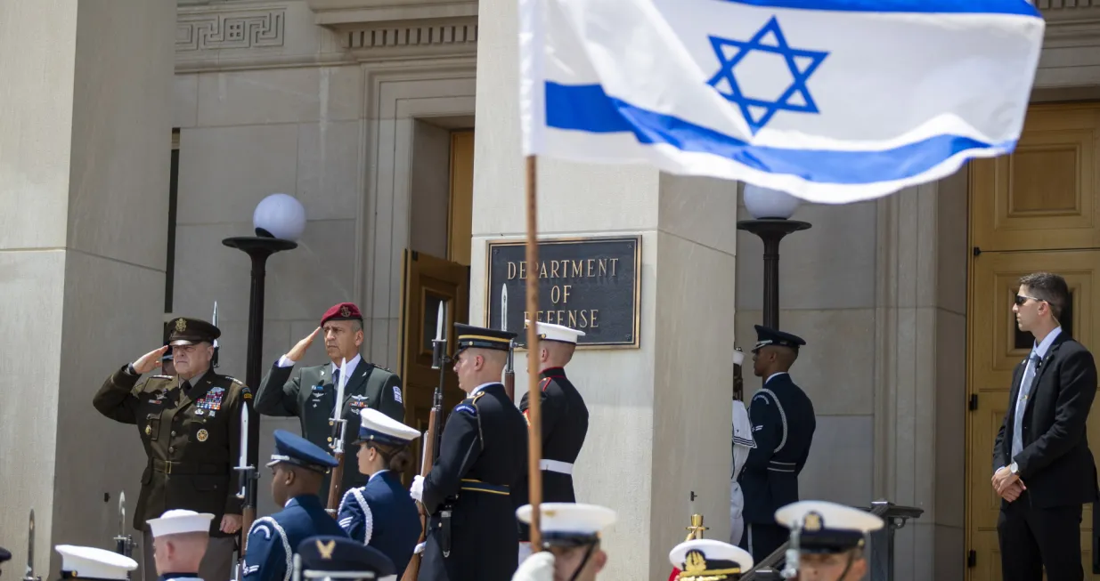 epa09291140 Chairman of the Joint Chiefs of Staff General Mark Milley (L) and Israeli Defense Force Chief of Staff General Aviv Kochavi (2-L) participate in an honors arrival ceremony at the Pentagon in Arlington, Virginia, USA, 21 June 2021. General Kochavi's is the first trip by an Israeli official with Prime Minister Naftali Bennett leading the government. EPA/SHAWN THEW/Shawn Thew