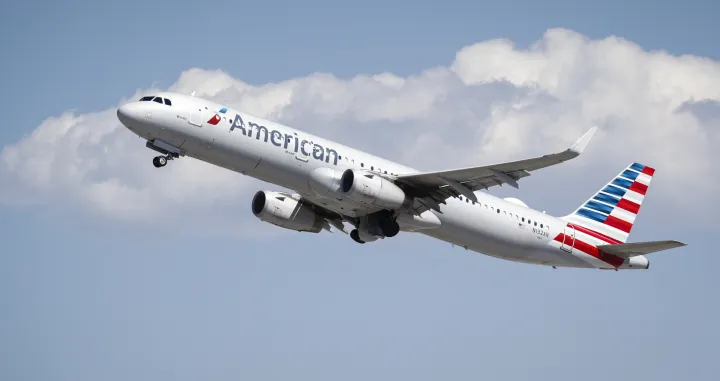 epa10210726 An American Airlines Airbus A321 with tail number N132AN takes off from Los Angeles International Airport, in Los Angeles, California, USA, 27 September 2022. US President Joe Biden announced on 26 September plans to require airlines and travel sites to be more transparent about additional fees for customers, calling them 'unnecessary hidden fees'. EPA/CAROLINE BREHMAN/Caroline Brehman