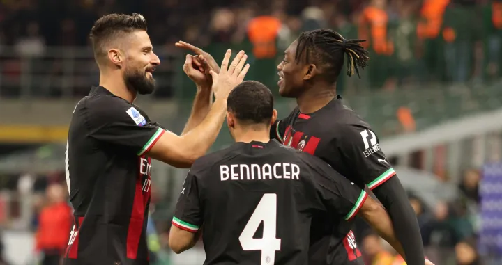 epa10304028 Milan's Rafael Leao (R) celebrates with teammates after scoring the 1-0 lead during the Italian Serie A soccer match between AC Milan and ACF Fiorentina in Milan, Italy, 13 November 2022. EPA/MATTEO BAZZI