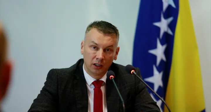 Vlasti Bosna i Hercegovina Kraljevine &Scaron;vedske potpisale su danas sporazum o provedbi projekta izgradnje viznog kapaciteta, koji će pomoći usklađivanju viznog procesa BiH sa pravnom tečevinom Evropske unije. U tom kontekstu u Sarajevu je danas održan sastanak na visokom nivou delegacija BiH i &Scaron;vedske. Sastanku u zgradi Parlamentarne sku&scaron;tine BiH prisustvovali su ministar sigurnosti Nenad Ne&scaron;ić, ministar vanjskih poslova Elmedin Konaković, ambasadorica &Scaron;vedske u BiH Helena Lagerlof i ambasador za migracije i povratak Ministarstva v poslova &Scaron;vedske Jorgen Lindstrom./Anadolija