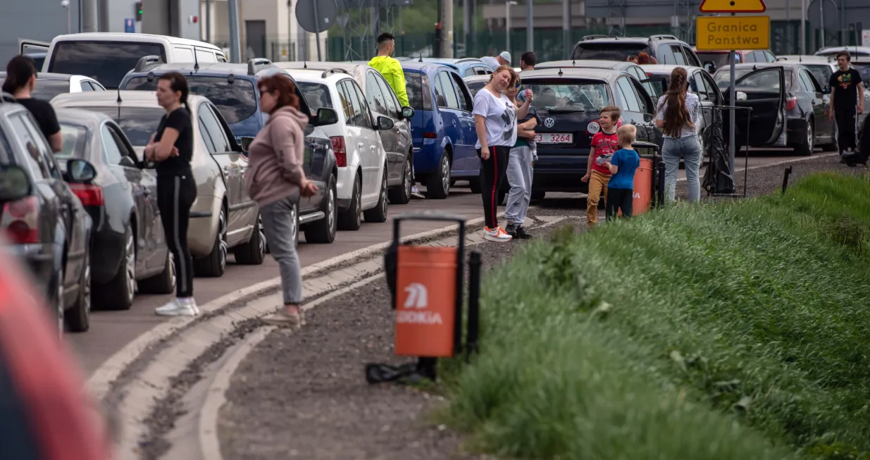 epa09942265 Drivers queue at the Polish-Ukrainian border in Zosin village, eastern Poland, 12 May 2022. Ukrainian drivers are transporting vehicles from the EU to Ukraine after the Ukrainian government abolished the import duties, excise duties and VAT on all imported goods, including vehicles duty on imported cars. EPA/Wojtek Jargilo POLAND OUT/Wojtek Jargilo