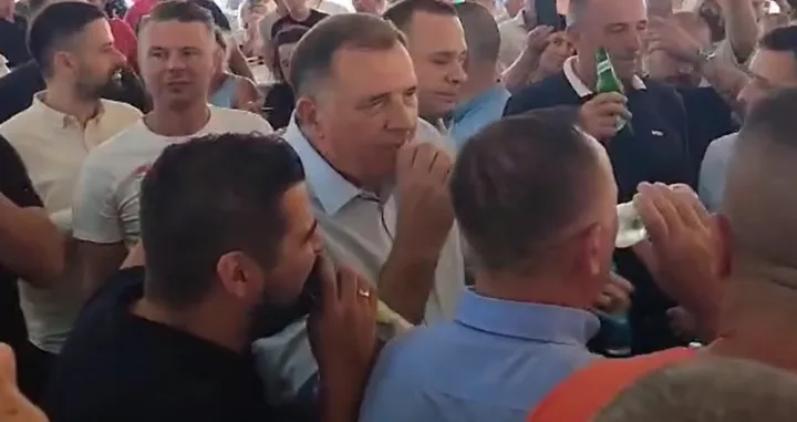 Dodik opet testiorao svoje vokalne sposobnosti/Screenshot/