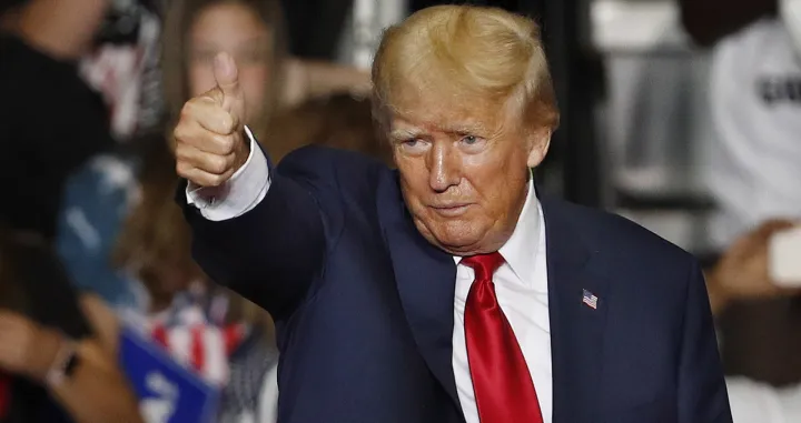 epa10190825 Former US President Donald Trump gestures during a Save America rally at the Covelli Centre in Youngstown, Ohio, USA, 17 September 2022. EPA/DAVID MAXWELL/David Maxwell