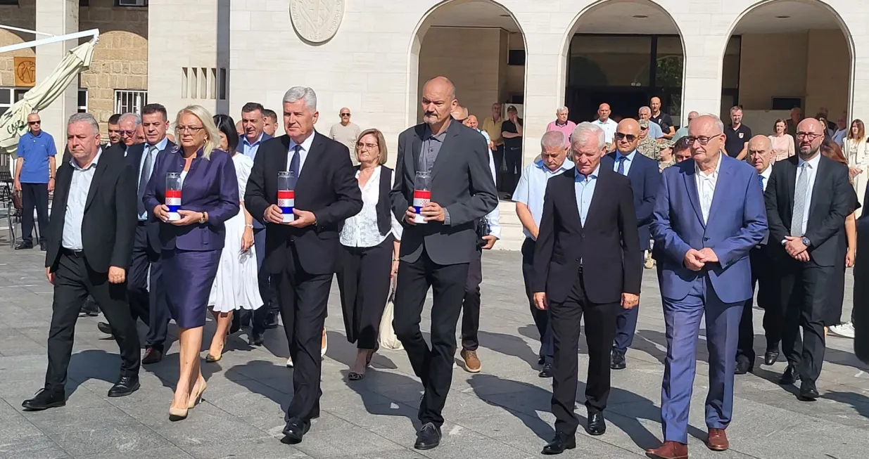 MOSTAR, 28. kolovoza (FENA) - Trideset prva obljetnica osnivanja Hrvatske Republike Herceg Bosne obilježena je u Mostaru u organizaciji Hrvatske zajednice Herceg-Bosne i Hrvatskoga dokumentacijskoga centra Domovinskoga rata u BiH./