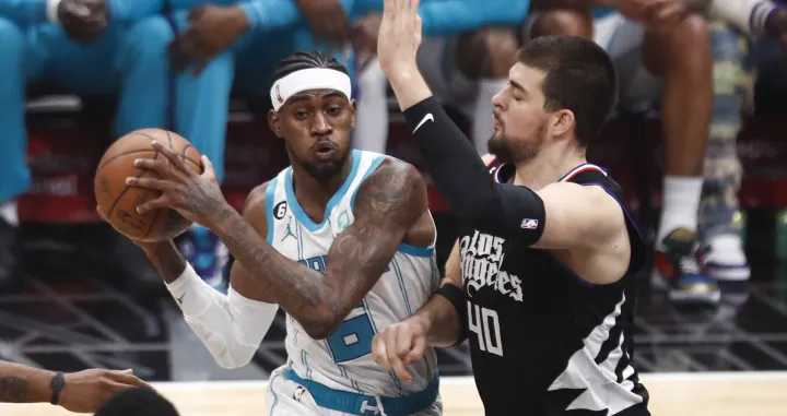 epa10376129 Charlotte Hornets forward Jalen McDaniels (L) looks to pass the ball while being guarded by LA Clippers center Ivica Zubac (R), during the second quarter of the NBA basketball game between the Los Angeles Clippers and the Charlotte Hornets at Crypto.com Arena in Los Angeles, California, USA, 21 December 2022. EPA/CAROLINE BREHMAN SHUTTERSTOCK OUT