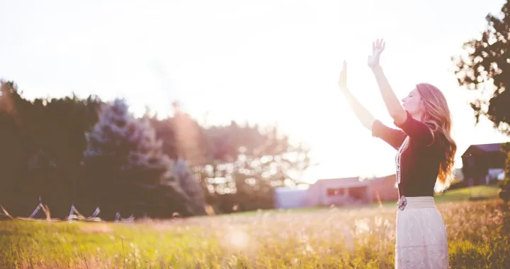 djevojka, žena, sunce, sunčano, livada, sreća, zadovoljstvo, olakšanje, opuštanje/Unsplash