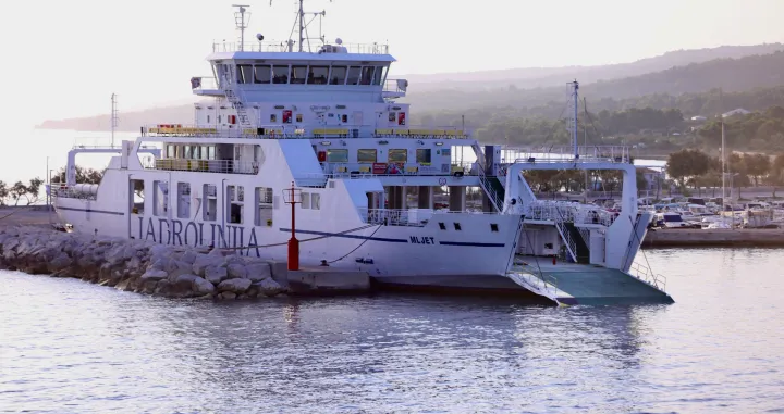 01.09.2024.,Supetar-Jadrolinijin trajekt Mljet nakon sinosnjeg kvara na rampi koja se otvorila u plovidbi privezan je u Supetarskoj luci. Photo: Ivo Cagalj/PIXSELL/Ivo Cagalj/pixsell