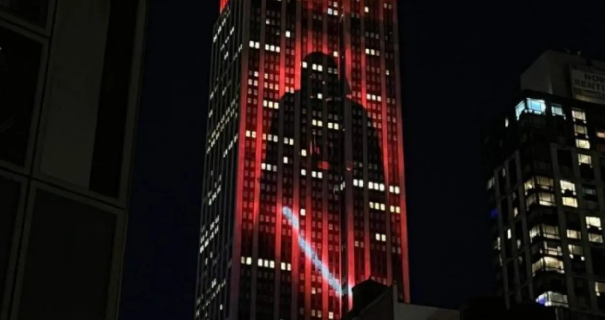 Empire State Building tužno strši osvijetljen u bojama Dartha Vadera/X