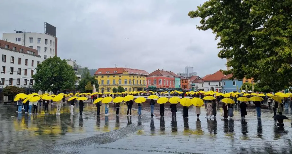 Zlatna vrpca na trgu slobode/Fena/