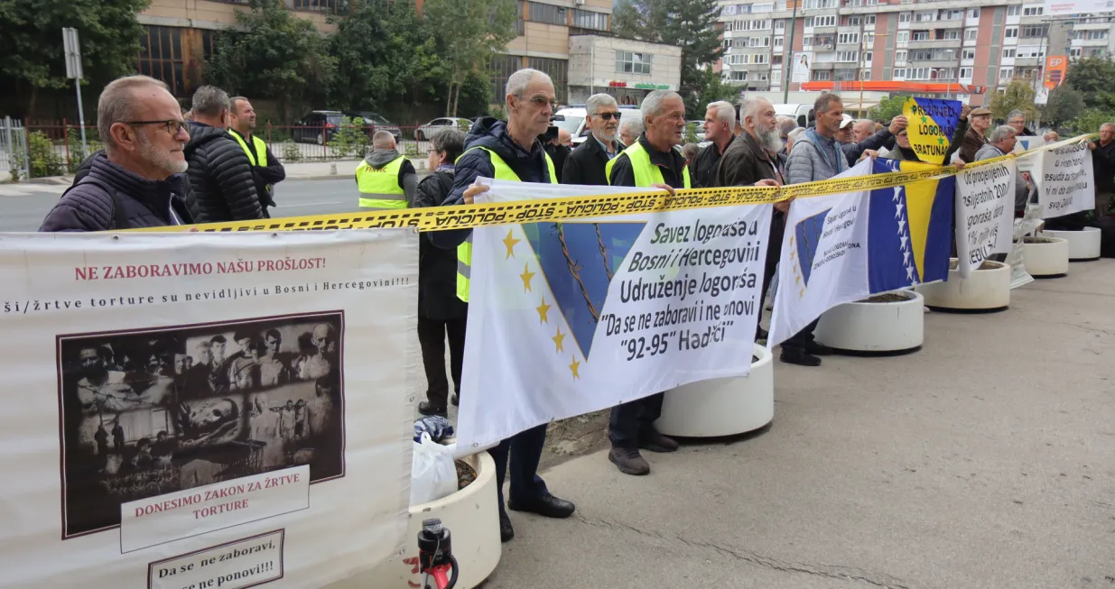 Saveza logoraša Bosne i Hercegovine protest 5 do 12 ispred zgrade Vlade FBiH./Senad Gubelić