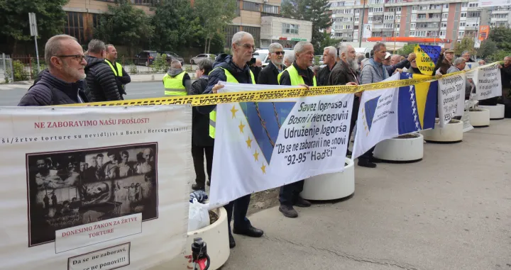 Saveza logoraša Bosne i Hercegovine protest 5 do 12 ispred zgrade Vlade FBiH./Senad Gubelić