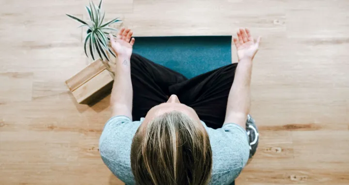 djevojka, žena, meditacija, meditiranje, smirenost, zen/Unsplash