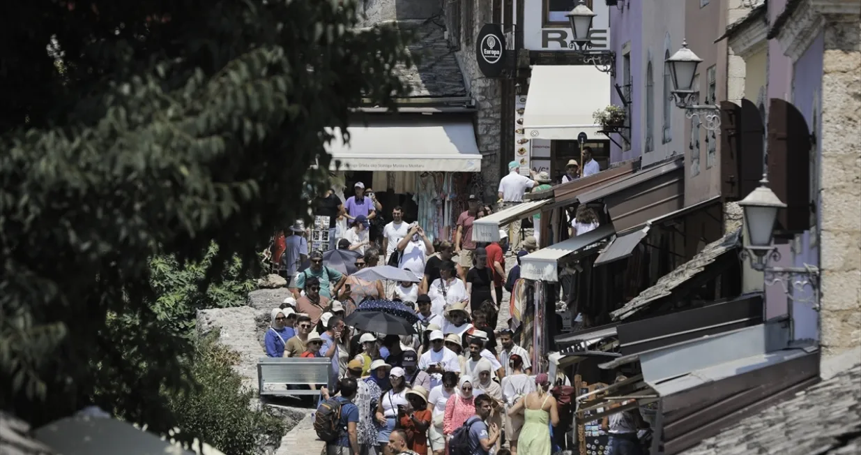 Mostar ljeto, Stari most, turisti/Anadolija/