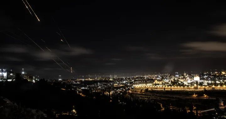 Izraelska vojska objavila je da su iz Irana ispaljene rakete na Izrael, a ЕЎirom zemlje oglasile su se sirene. Desetine raketa viД'eno je na nebu iznad Al-Qudsa /Jerusalema (Mostafa Alkharouf - Anadolu Agency)/Anadolija
