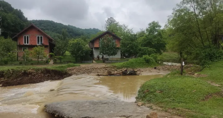 Uslijed obilnih padavina koje su u utorak zahvatile područje općine Čelić u večernjim satima došlo je do izlijevanja svih vodotoka/Anadolija/Vedran Bosnjak