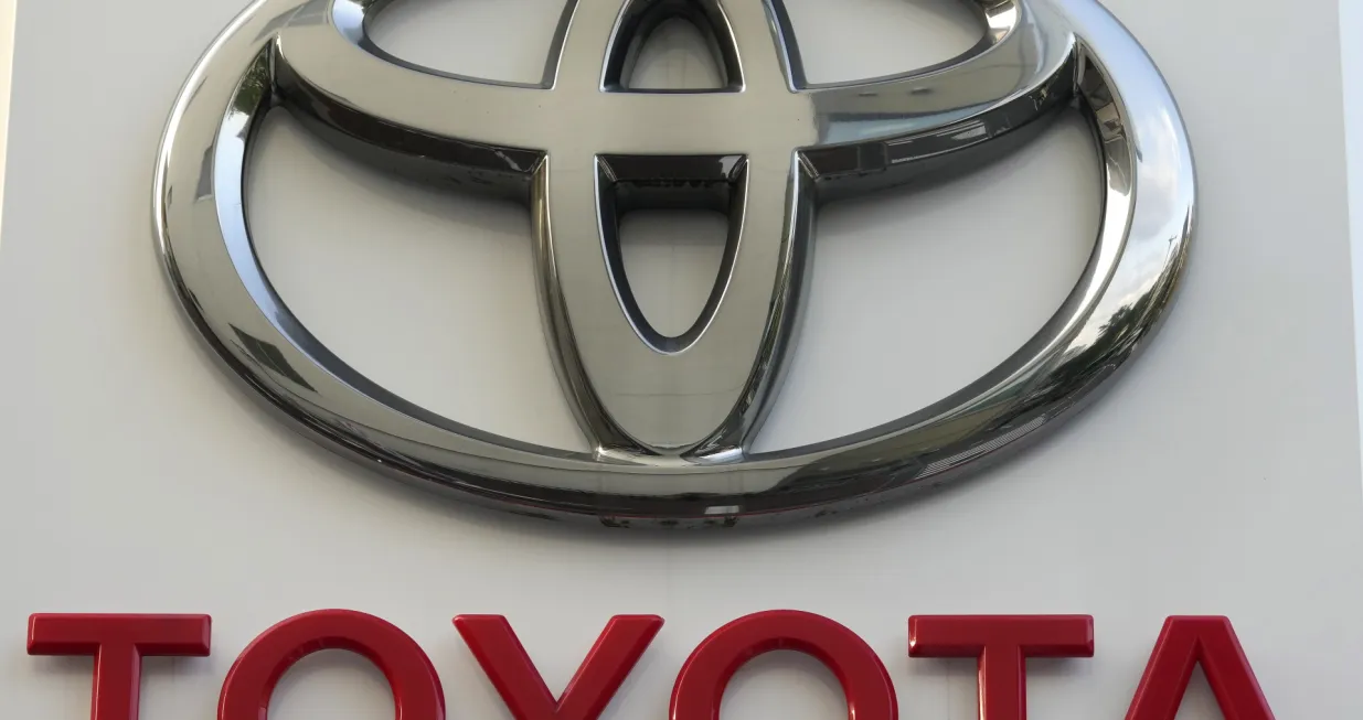 epa09939576 The logo of Toyota Motor Corp. is displayed at a Toyota Motor dealer in Tokyo, Japan, 11 May 2022. Toyota Motor Corp. posted its financial result for the year 2021 ending in March 2022, with an increase of more than 36 percent up to three trillion yen (about 23 billion US dollar), as well as arecord high net profit of 2.85 trillion yen, up 26.9 percent year-on-year. EPA/KIMIMASA MAYAMA/Kimimasa Mayama