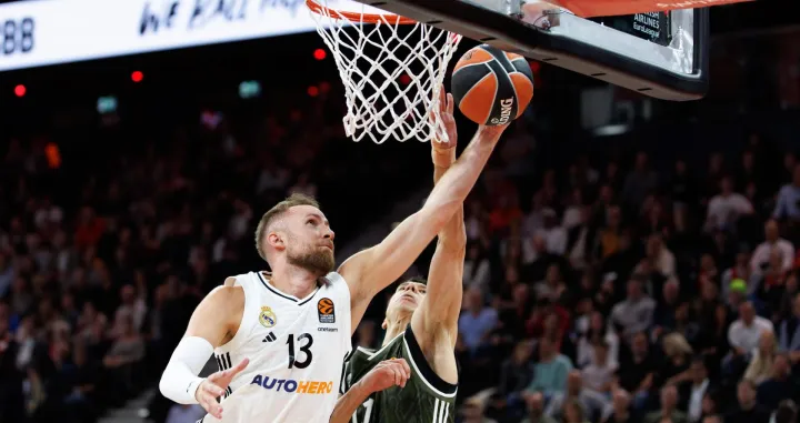 03 October 2024, Bavaria, Munich: Basketball: Euroleague, FC Bayern Munich - Real Madrid, Main Round, Matchday 1, SAP Garden. Dzanan Musa of Real Madrid (l) blocks Vladimir Lucic of Bayern Munich at the basket. Photo: Matthias Balk/dpa Photo: Matthias Balk/DPA
