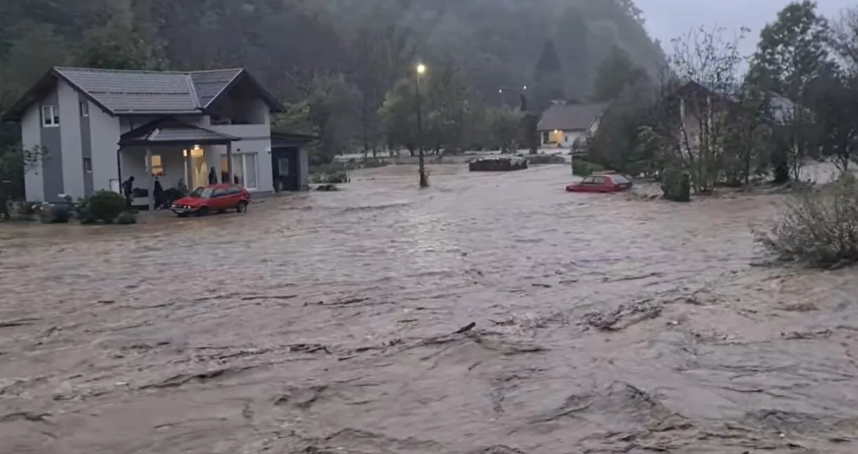 Fojnica se izlila iz korita/Screenshot/