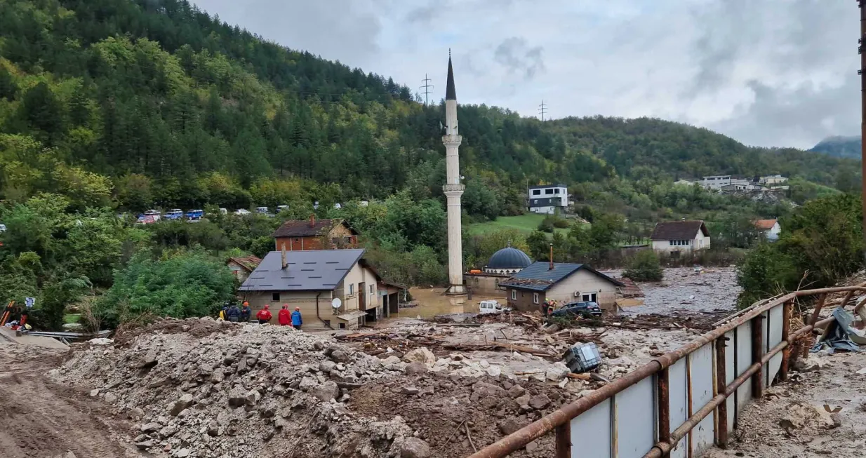 Džamija je bila potpuno zatrpana muljem/Sanel Konjhodžić