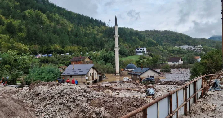 Džamija je bila potpuno zatrpana muljem/Sanel Konjhodžić