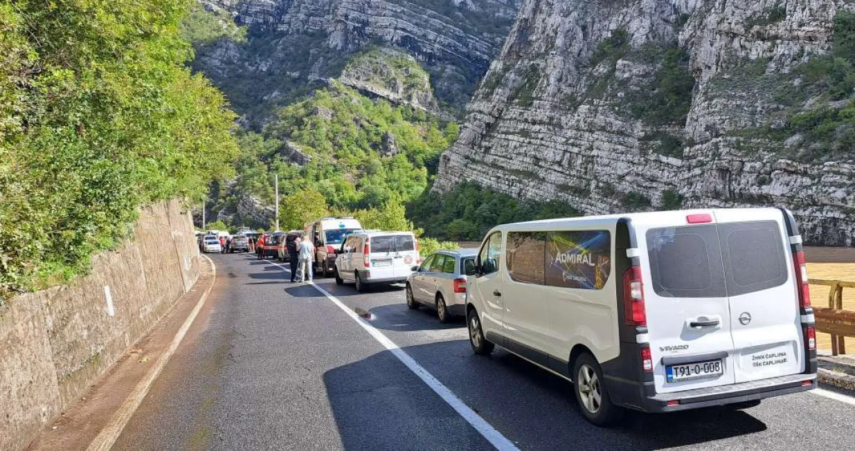 Prometna infrastruktura u Jablanici je u kolapsu, a Donja Jablanica je potpuno odsječena od Hercegovačko-neretvanskog kantona zbog poplava/Fena