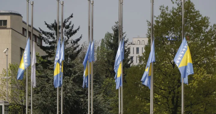 Nakon masakra koji je počinjen u Osnovnoj školi "Vladislav Ribnikar" na beogradskoj opštini Vračar dan žalosti u BiH. Zastave na pola koplja plato Parlamentarna skupština Bosne i Hercegovine/Senad Gubelić