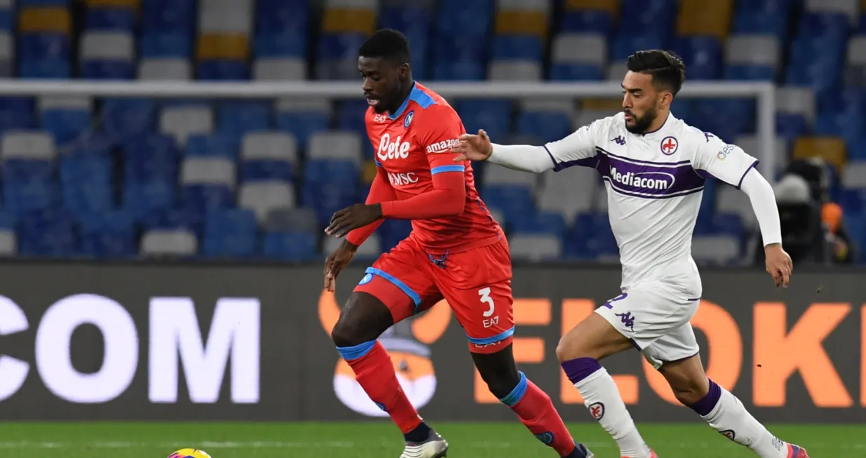 epa09683414 Napoli's defender Axel Tuanzebe (L) and Fiorentina's forward Nicolas Gonzalez in action during the Italy Cup round of 16 match between SSC Napoli and ACF Fiorentina at the Diego Armando Maradona stadium in Naples, Italy, 13 January 2022. EPA/CIRO FUSCO