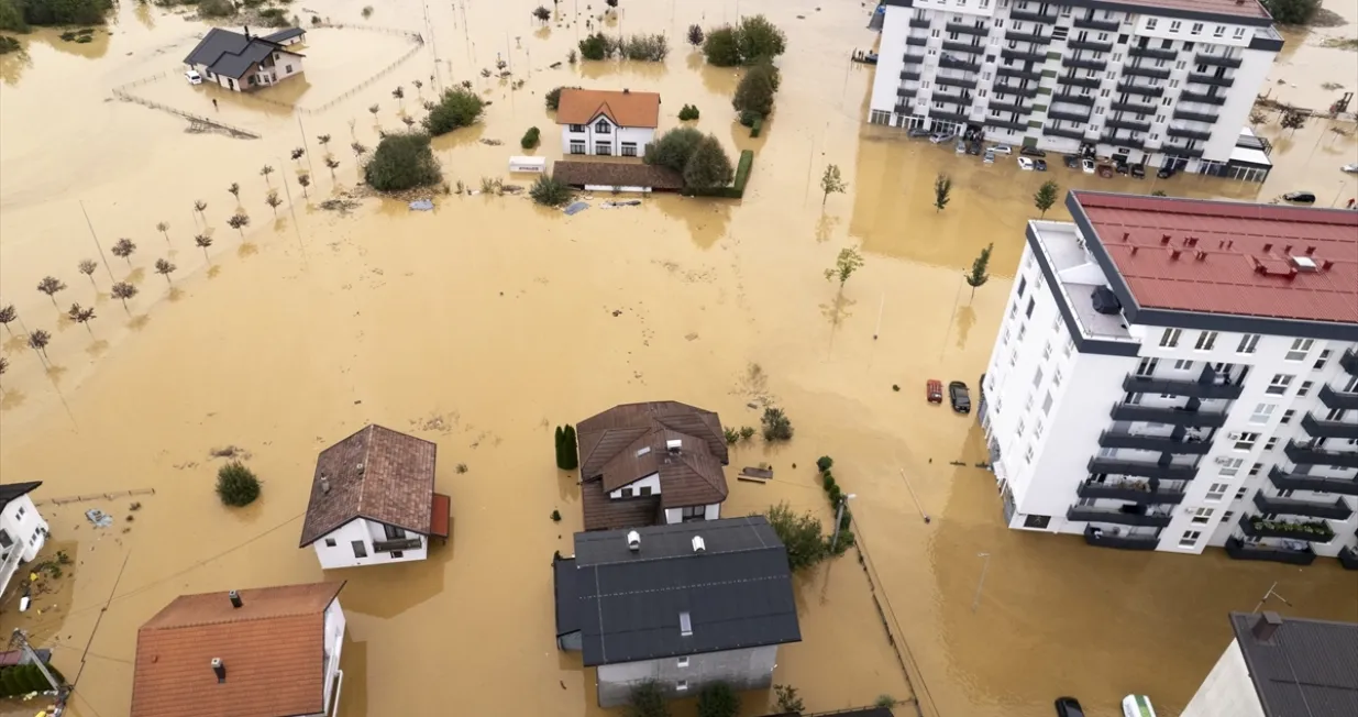 Obilne padavine koje su tokom noći zahvatile veći dio Bosne i Hercegovine, izazvale su poplave u pojedinim gradovima. Poplavljene su ulice i stambeni objekti u Kiseljaku/Anadolija