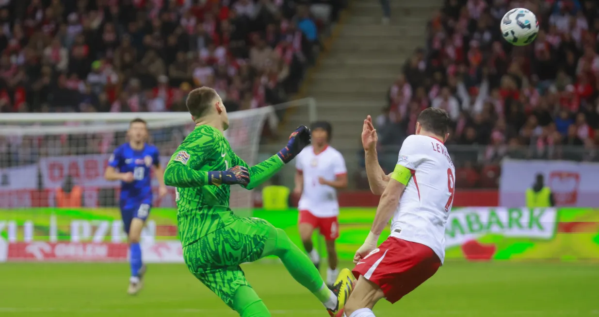 15.10.2024., Nacionalni stadion PGE, Varsava, Poljska - UEFA Liga nacija, Liga A, skupina 1, 4. kolo, Poljska - Hrvatska. Dominik Livakovic, Robert Lewandowski Photo: Jacek Szydlowski/Forum/PIXSELL